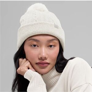 NWOT Alo Cable Knit Winter Bliss Beanie in Ivory